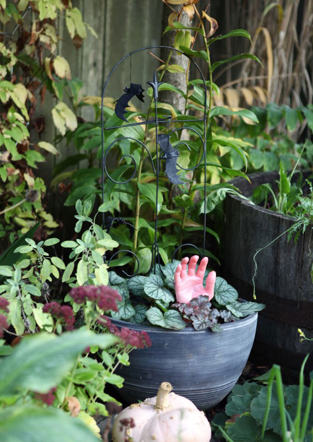 13 Ideas to Make Creepy DIY Halloween Planters DIY Scary Planter For This Halloween 11