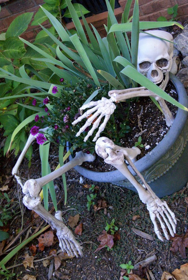 13 Ideas to Make Creepy DIY Halloween Planters DIY Scary Planter For This Halloween 12
