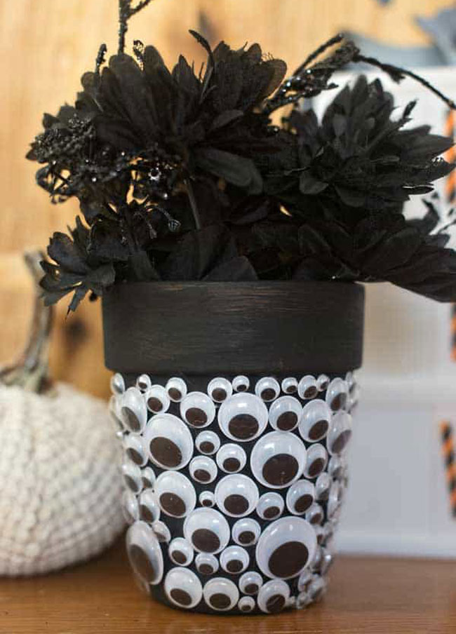 13 Ideas to Make Creepy DIY Halloween Planters DIY Scary Planter For This Halloween 4